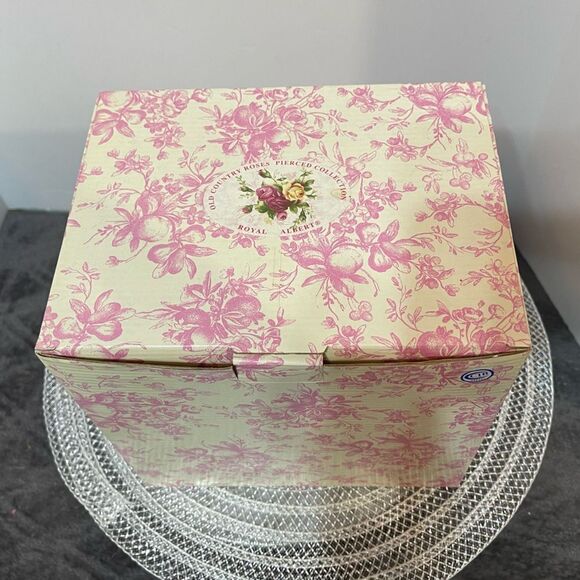 Royal Albert Pierced Pitcher Old Country Roses NWT - Picture 12 of 14